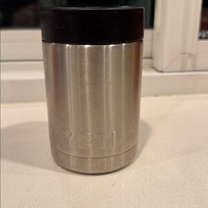 🧊 YETI Rambler Colster Can Cooler – Silver (12 oz Standard)